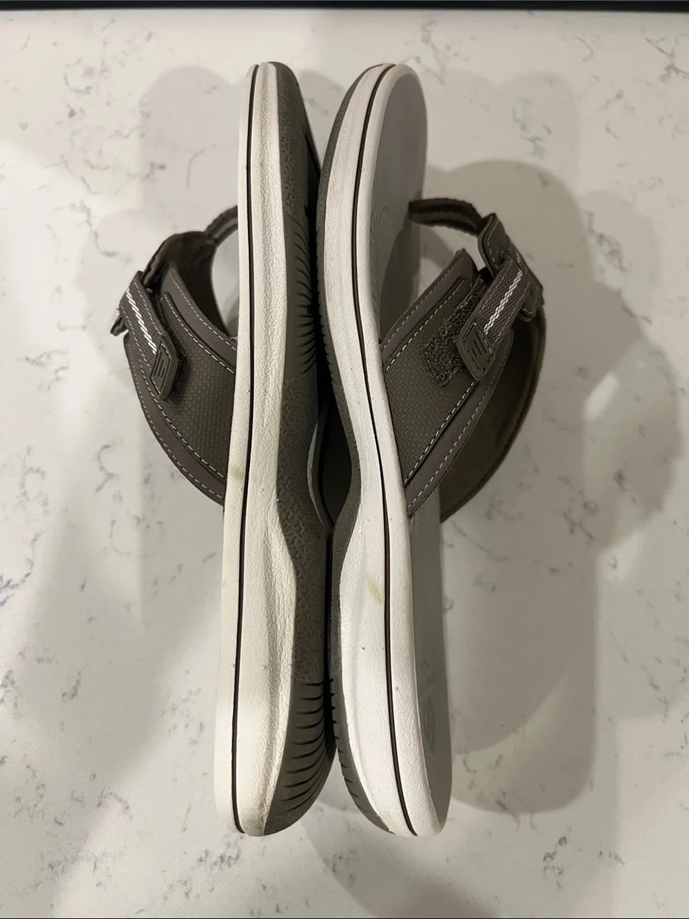 Clarks Cloudstepper flip-flop sandals size 10